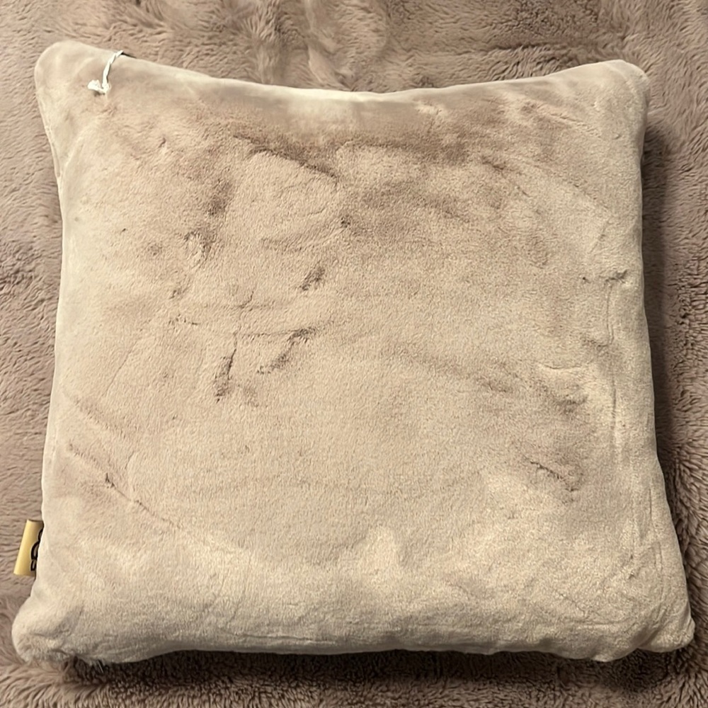 UGG Sonoma Pillow 20in x 20in in “Cliff”